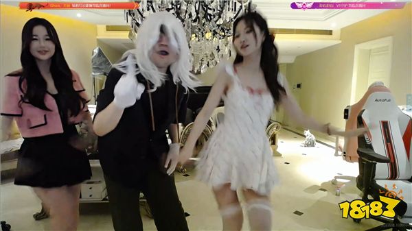 LOL解说Kitty、阿芙做客大姿庄园！穿白丝热舞让姿态乐的合不拢嘴！