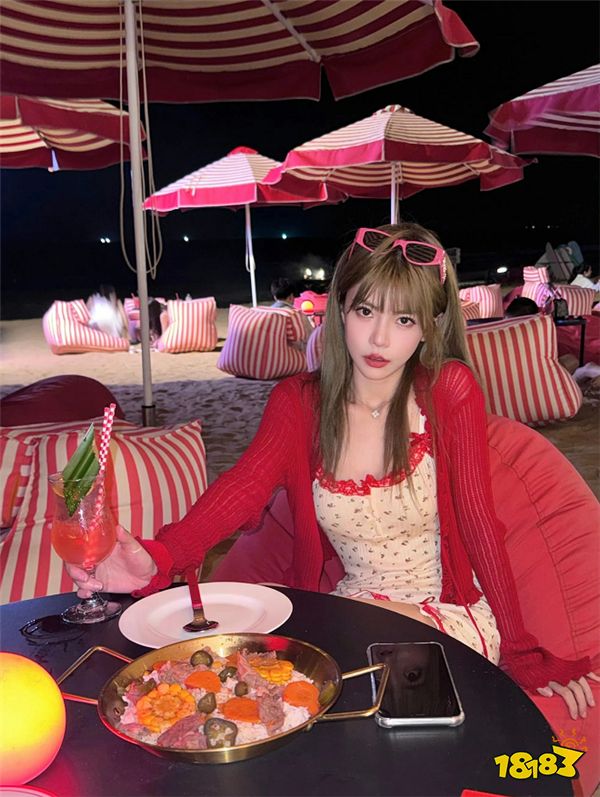 LOL前解说周淑怡直播怒甩大专证书！称看直播的网友都是高学历？