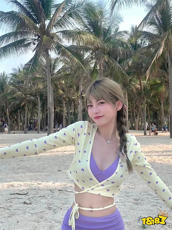 LOL前解说周淑怡直播怒甩大专证书！称看直播的网友都是高学历？