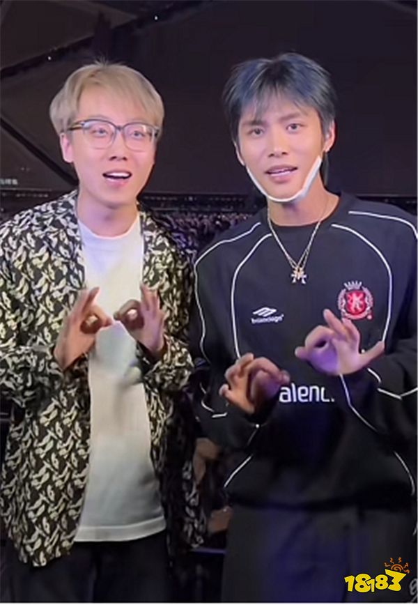 LOL比赛请疯狂小杨哥做解说?打算现场卖皮肤321,上链接?