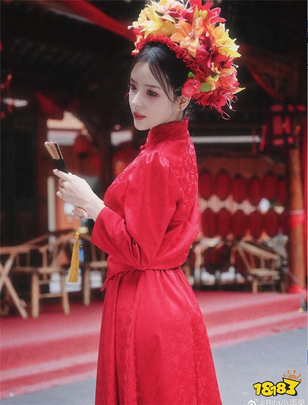 LOL解说Rita要结婚了？一袭传统红装美艳动人！