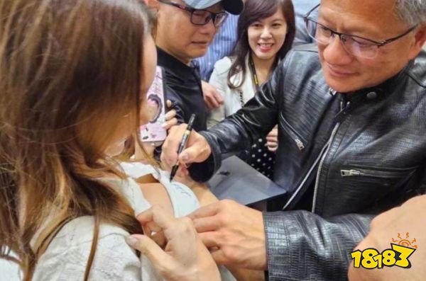 太疯狂了！英伟达CEO黄仁勋在女粉丝胸前衣服上签名！