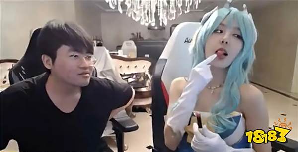 何德何能！LOL知名女解说Rita化身女仆伺候姿态？