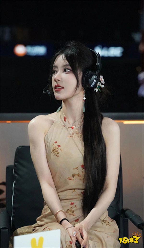 LOL解说Rita的黑丝与白丝之争！哪款能够让你更动心？网友：腿玩年！