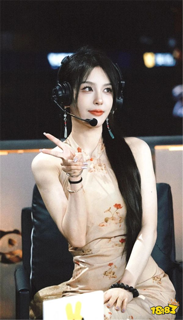 LOL解说Rita的黑丝与白丝之争！哪款能够让你更动心？网友：腿玩年！