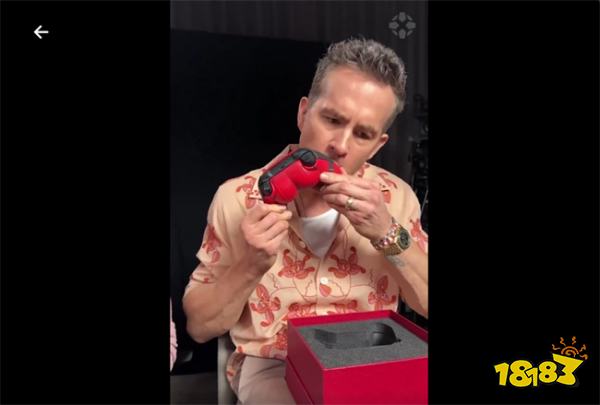 怎么还直接上嘴了！《死侍与金刚狼》主演拆箱Xbox“翘臀”手柄！