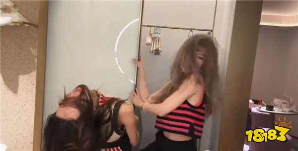 周淑怡和骆歆直播热舞，后背竟漏出“恶魔双翅”，粉丝：她大腿根也有纹身！