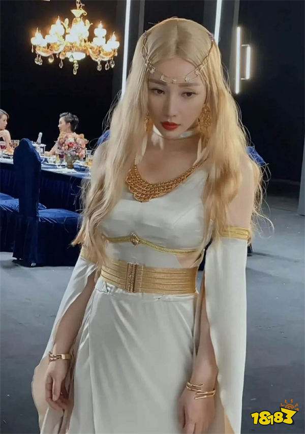 柳岩cos王者雅典娜,身材比例完美!网友辣评:不如贾玲,贾玲才是YYDS?