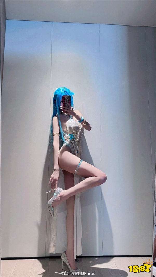 腐团儿直播尺度加大！直播摆弄撩人动作，导致身上衣服意外滑落，惊现惊人身材！