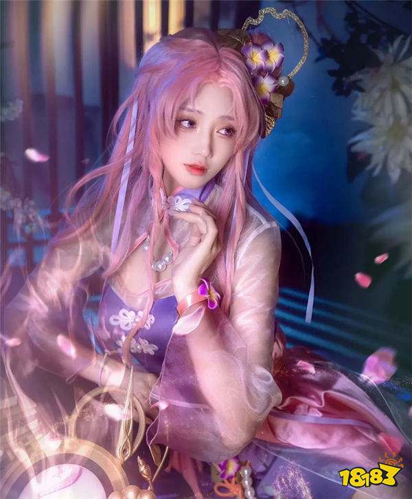 走路摇COS王昭君，身穿超短裙露出性感身材，魅惑感十足！