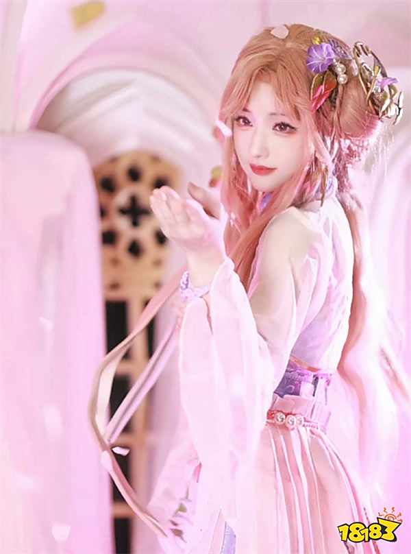 走路摇COS王昭君，身穿超短裙露出性感身材，魅惑感十足！