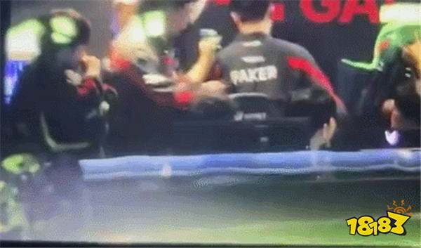 T1再败GEN,Faker不满比赛结果用头撞墙?接连败给Chovy或有心里阴影!
