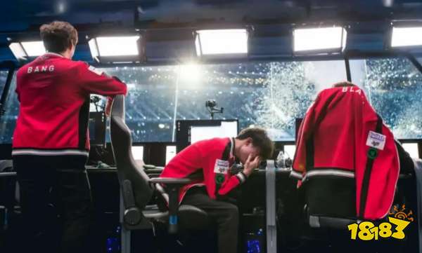 Faker心态崩溃！T1不敌GEN，赛后连续自残式撞墙自责