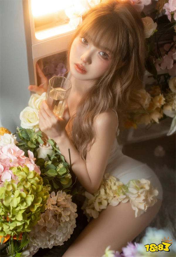 周淑怡二代“周敢敢”！身穿黑丝吊带做客姿态直播间，自曝自己有“20年脚臭”？