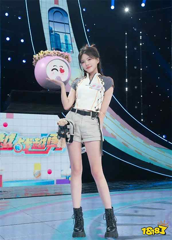 骆歆央视首秀:电竞女神再现经典Pose!网友:“驼子姐”也是好起来了!
