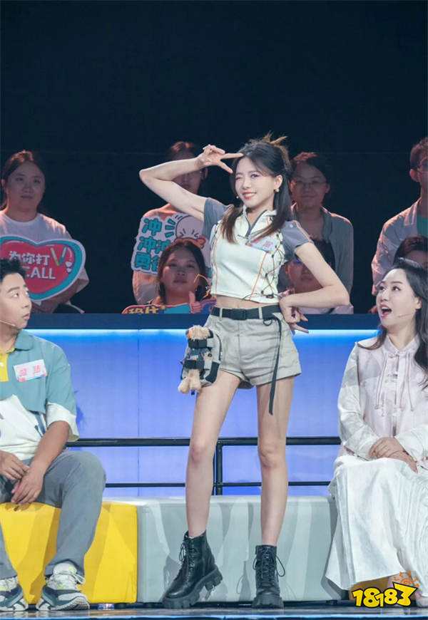 骆歆央视首秀:电竞女神再现经典Pose!网友:“驼子姐”也是好起来了!