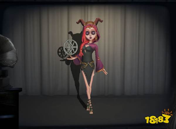 《第五人格》祭司角色初始时装皮肤截图