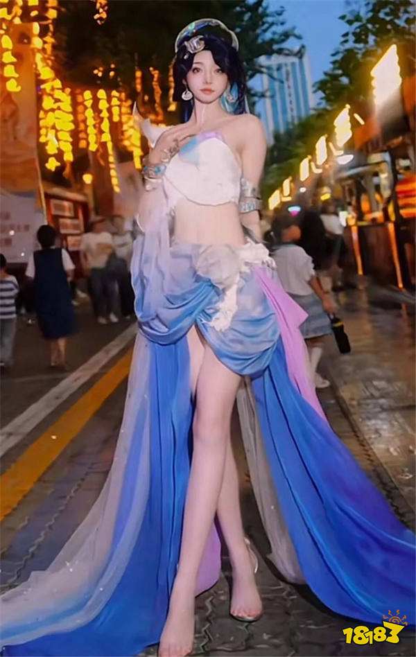 走路摇身穿比基尼短裙cos英雄海月！超白大长腿，气质绝佳！