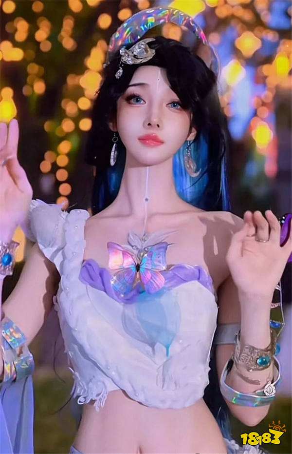 走路摇身穿比基尼短裙cos英雄海月！超白大长腿，气质绝佳！