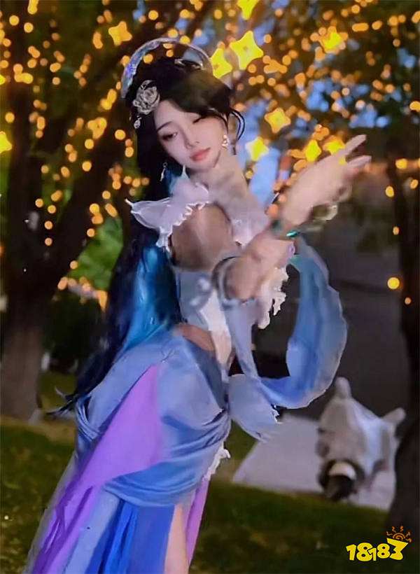 走路摇身穿比基尼短裙cos英雄海月！超白大长腿，气质绝佳！