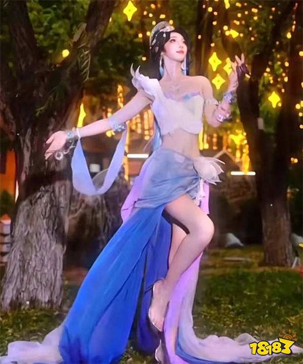 走路摇身穿比基尼短裙cos英雄海月！超白大长腿，气质绝佳！