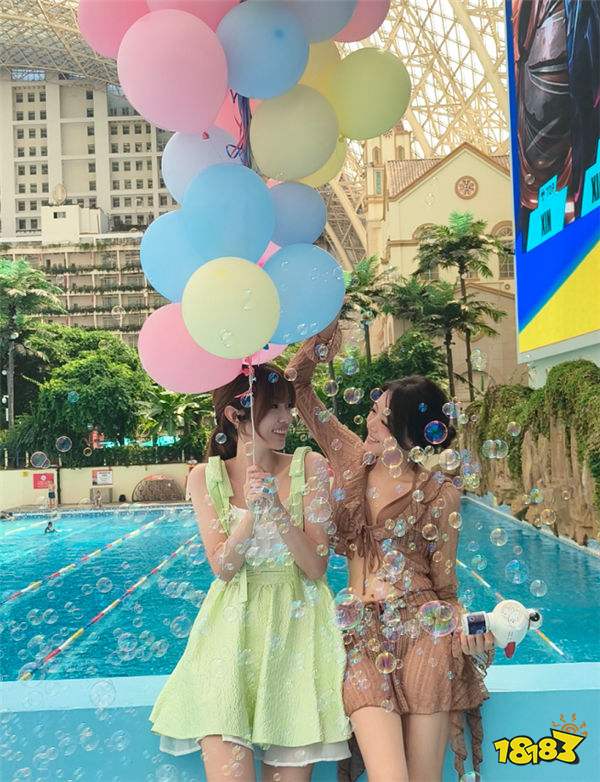 骆歆穿泳装主持节目！和夏安晒泳池派对照，一个活力一个可爱！