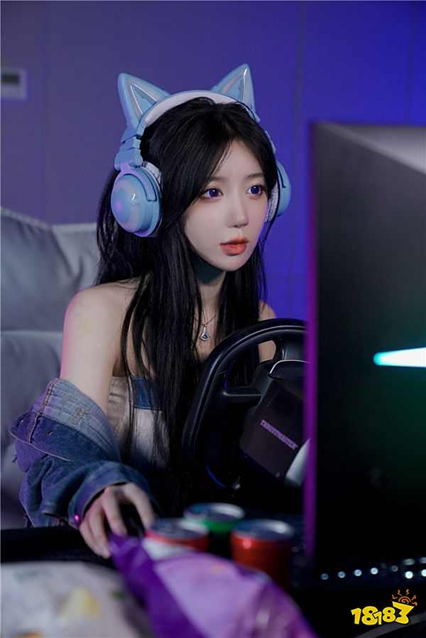 呆妹儿整活抱沫子，结果因动作太大走光，网友：里面都露出来了！