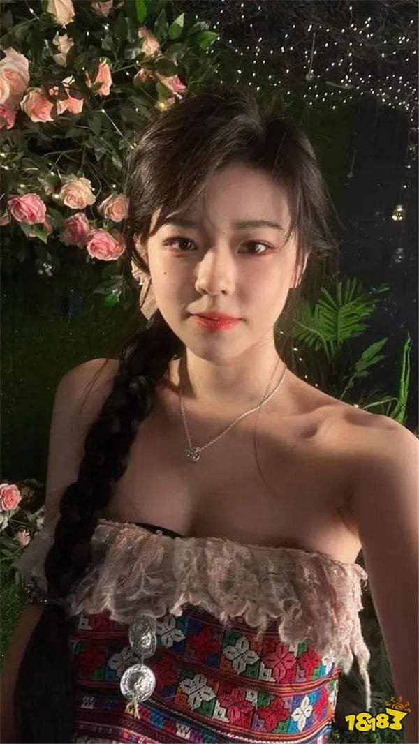 呆妹儿整活抱沫子，结果因动作太大走光，网友：里面都露出来了！