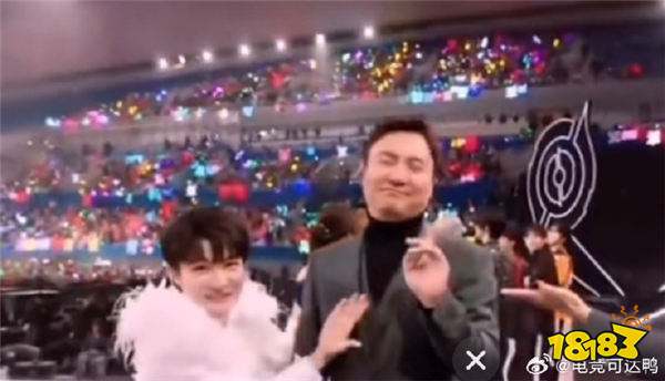 王者荣耀共创之夜舞台上沈腾一本正经蹭镜头,网友:沈腾叔叔真的长在了我的笑点上!