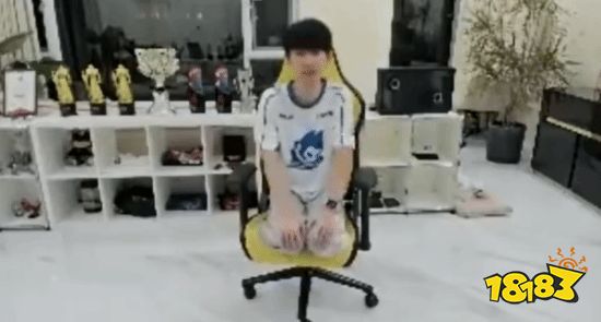 《英雄联盟》传奇杯激战正酣，Doinb直播跪谢致歉引热议