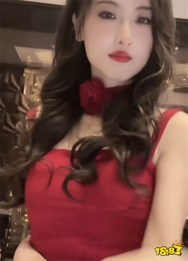 性感红唇火辣吊带!LOL要凉,LPL解说鼓鼓转型擦边主播大跳热舞?