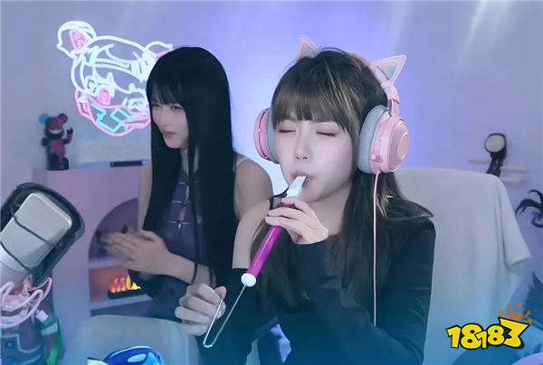 周淑怡化身小魅魔，性感黑丝小手铐直播吹箫！树奈奈助力双管齐下！