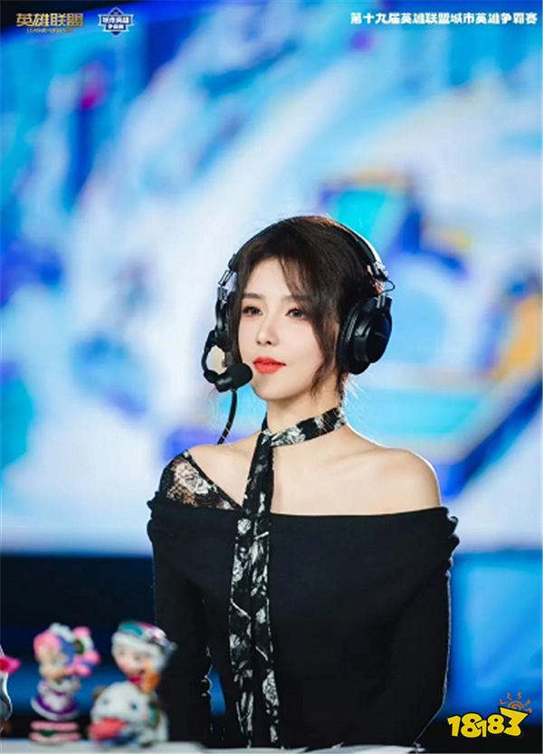 LPL女解说Rita直播间大秀性感身材，无意间露出房间环境，被网友吐槽像猪窝！