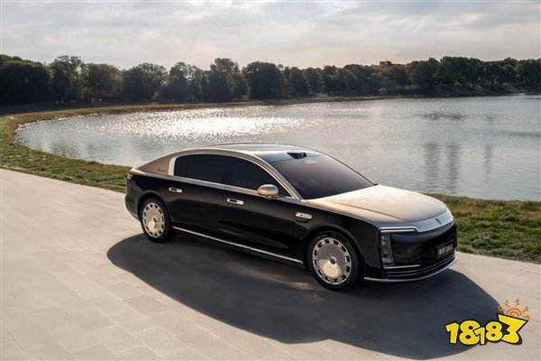 华为百万级旗舰轿车尊界S800黑金双拼色惊艳亮相：尊贵与豪华并存！