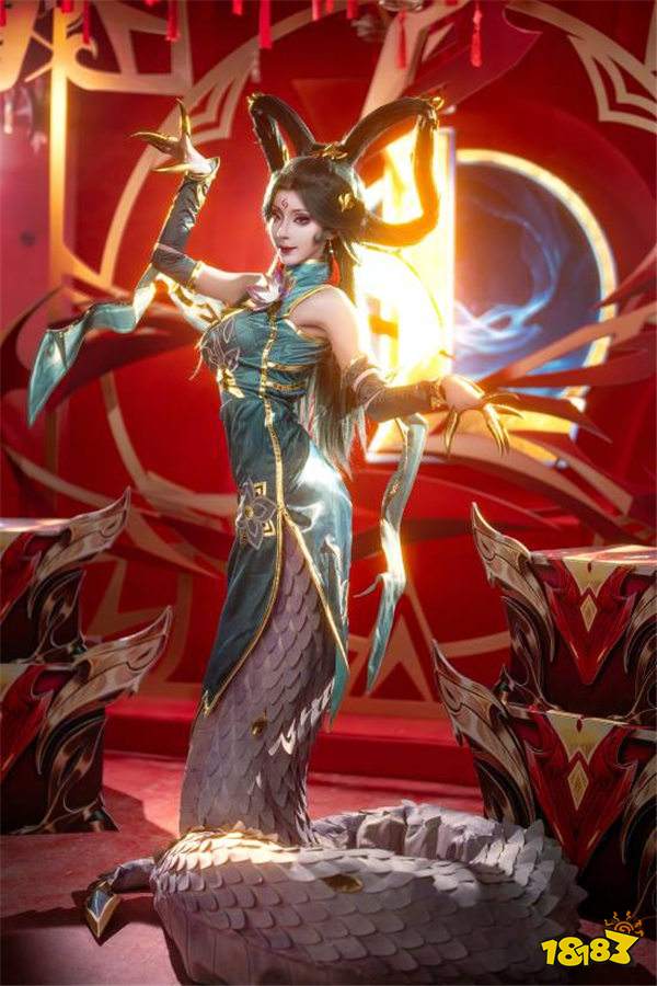 《英雄联盟》官方分享新春Coser：旗袍御姐又美又飒，美到心尖尖上了！