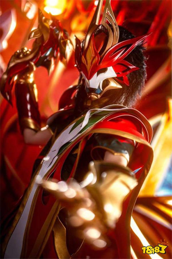 《英雄联盟》官方分享新春Coser：旗袍御姐又美又飒，美到心尖尖上了！