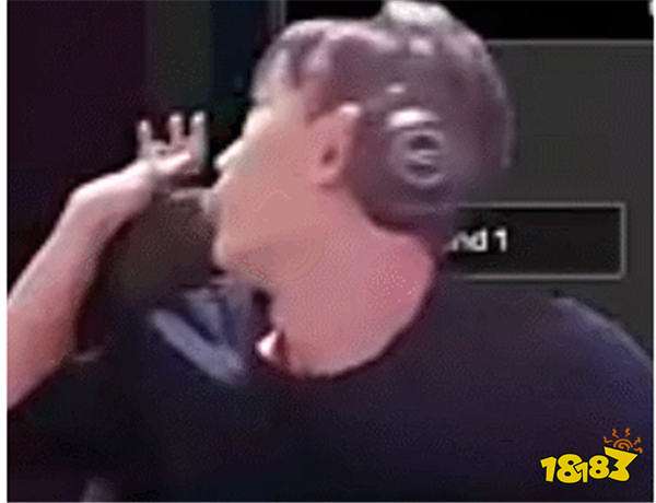 LPL解说直播突发癫痫！摔倒在地满脸是血，网友紧急求援送往医院！