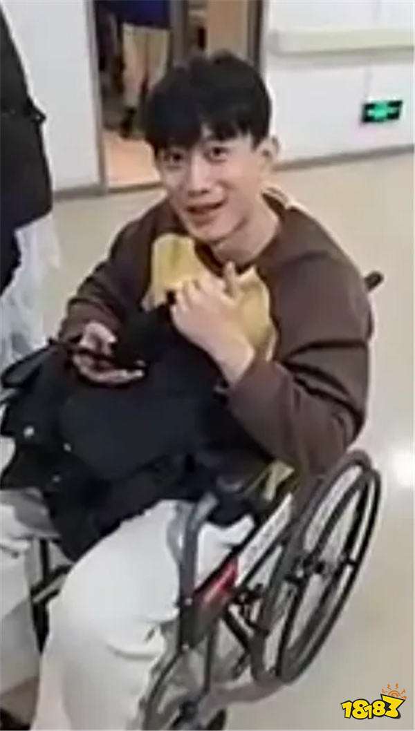 LPL解说直播突发癫痫！摔倒在地满脸是血，网友紧急求援送往医院！