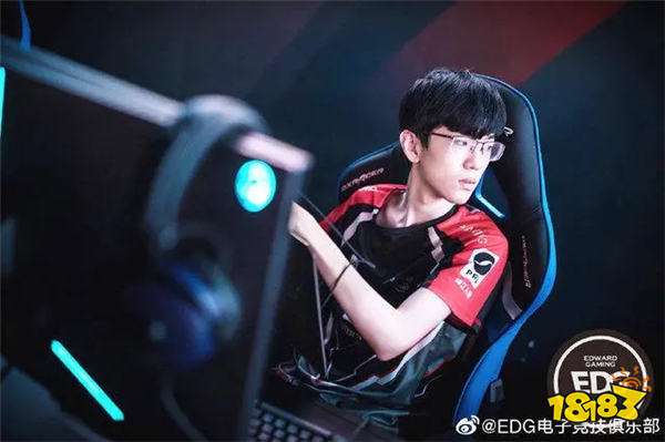 身在曹营心在汉!IG新打野Jiejie做骑士礼!