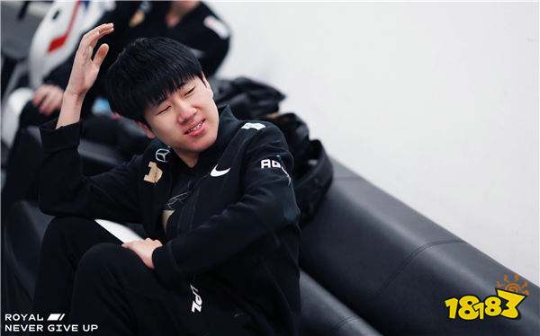 电竞圈突发:GALA与学霸女友分手引热议,职业赛场能否迎来“无牵挂”巅峰?