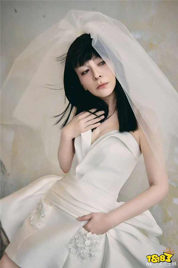 54岁的“雪姨”身穿婚纱在T台走秀惊艳全场！网友：以前叫王小波，现在叫王大垂！