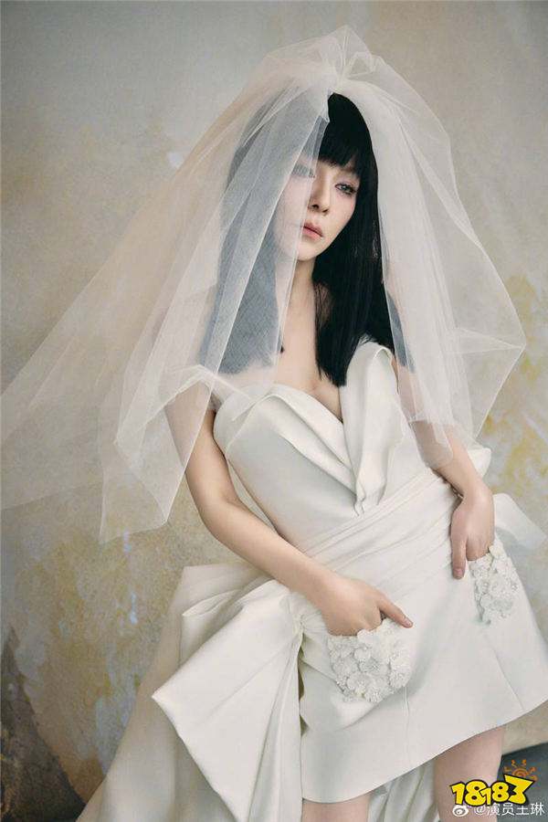 54岁的“雪姨”身穿婚纱在T台走秀惊艳全场！网友：以前叫王小波，现在叫王大垂！