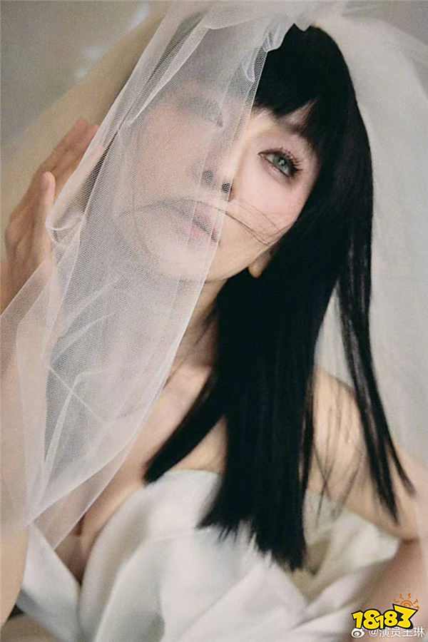 54岁的“雪姨”身穿婚纱在T台走秀惊艳全场！网友：以前叫王小波，现在叫王大垂！