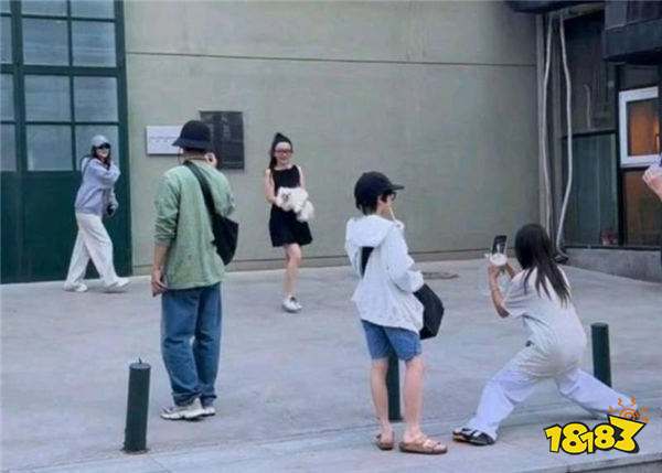 真成“龟男”了？有网友爆料李小璐贾乃亮罕见合体带甜馨出游！