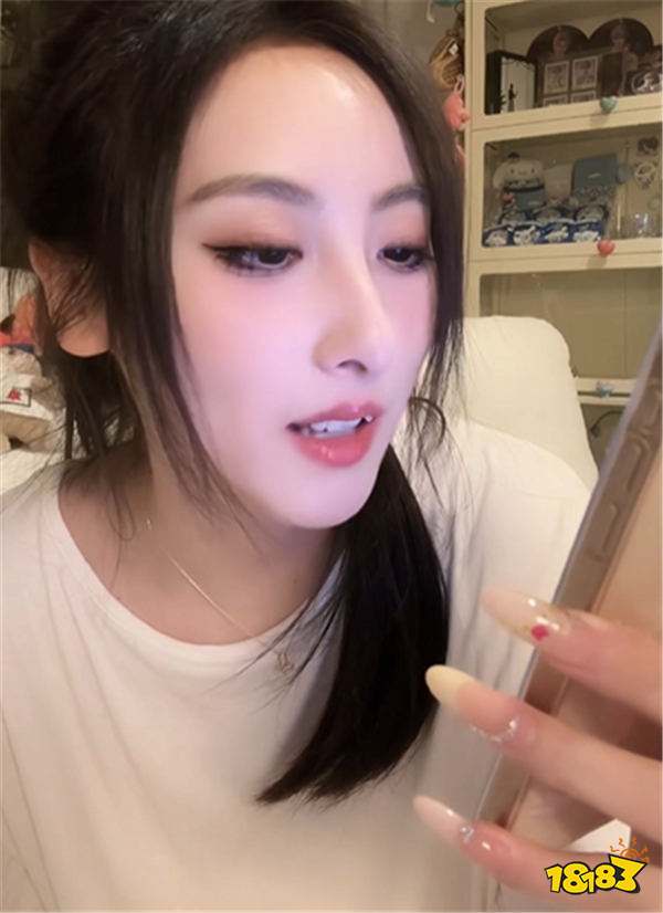 太变态了！美女解说鼓鼓直播念粉丝私信：做妈妈的XXX？