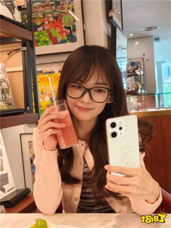 最美央视记者王冰冰手持OPPO Reno14晒实况自拍：这梦幻配色太好看啦！