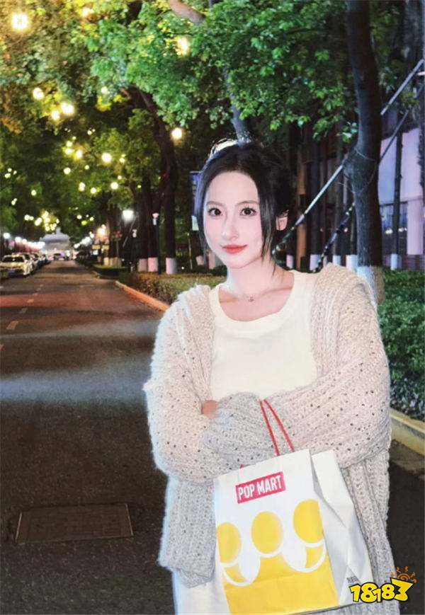“要轉行當技師”？LPL女解說鼓鼓直播間展示出差穿搭被網友吐槽！