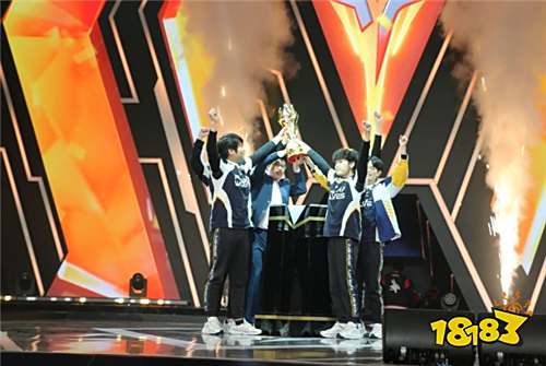 《传说对决》APL 2025总决赛：FW闪电狼让二追四夺冠!