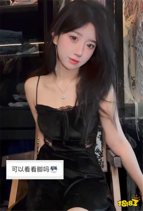 千萬粉絲游戲主播呆妹兒轉型團播跳擦邊舞？腿被拉到2米，網友：像康復運動！