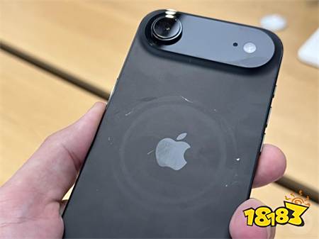 iPhone17也太脆皮了吧？展示機僅幾個小時就滿是劃痕！